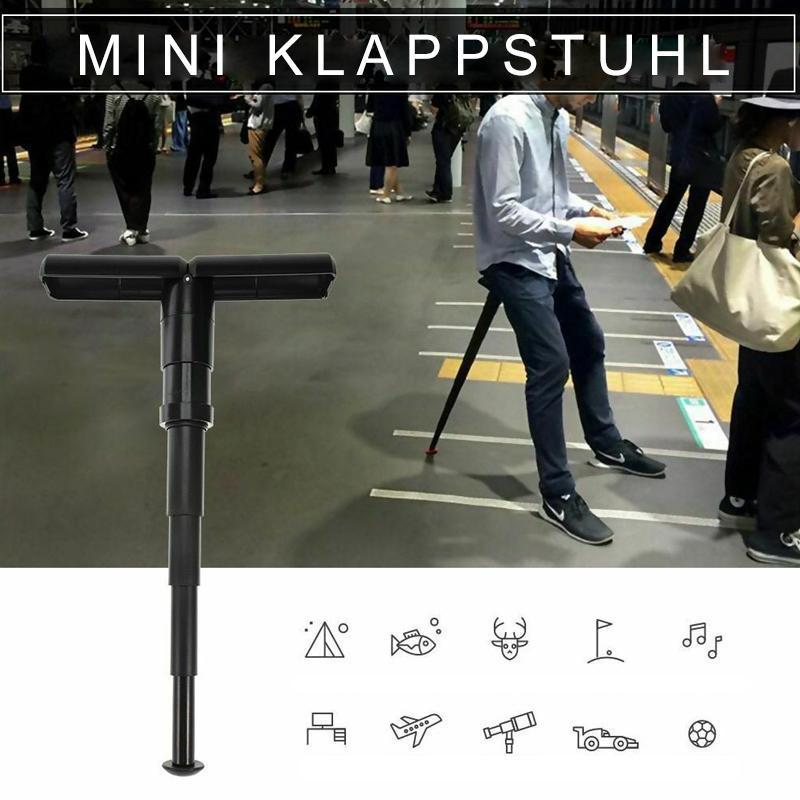 "Tragbarer schwarzer Mini-Klappstuhl für Outdoor, leicht, kompakt, eine Person montiert ihn freudig im Freien."