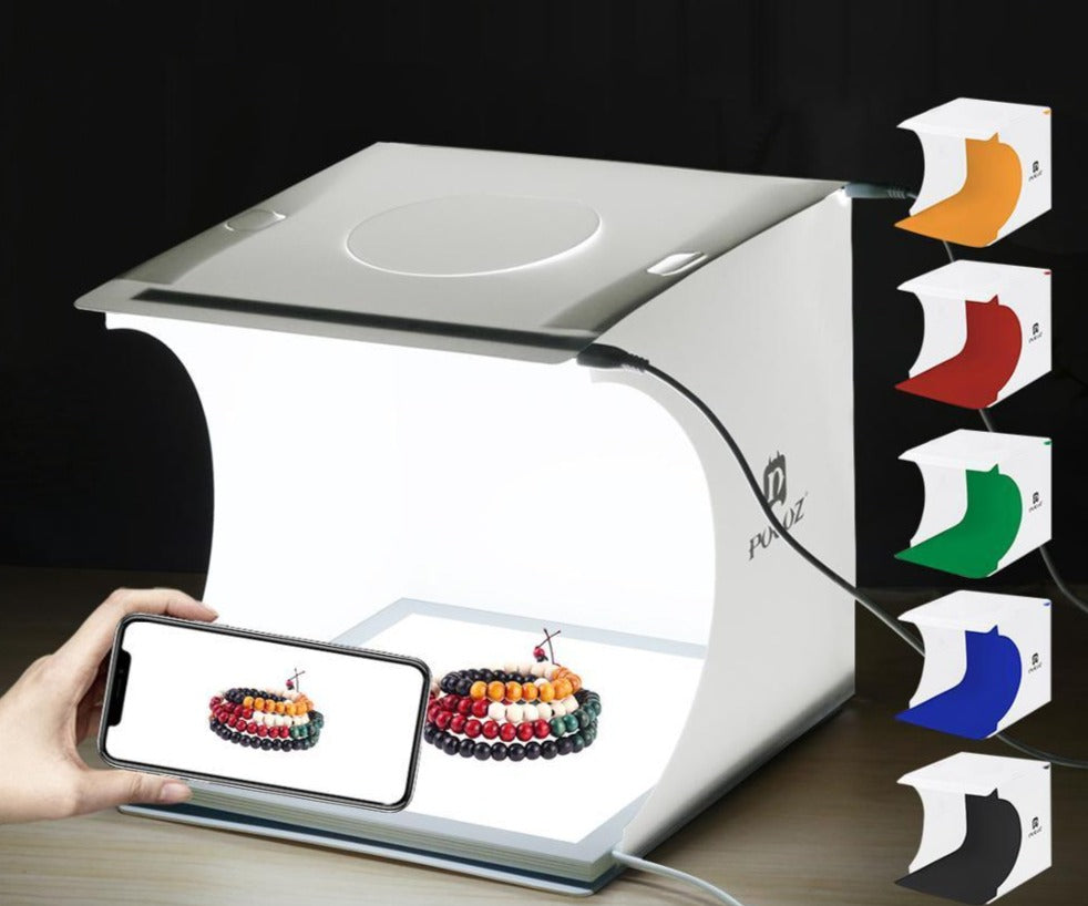 Tragbares LED-Fotostudio mit heller Beleuchtung, ideal für hochwertige Produktfotografie wie Schmuck und Gadgets.