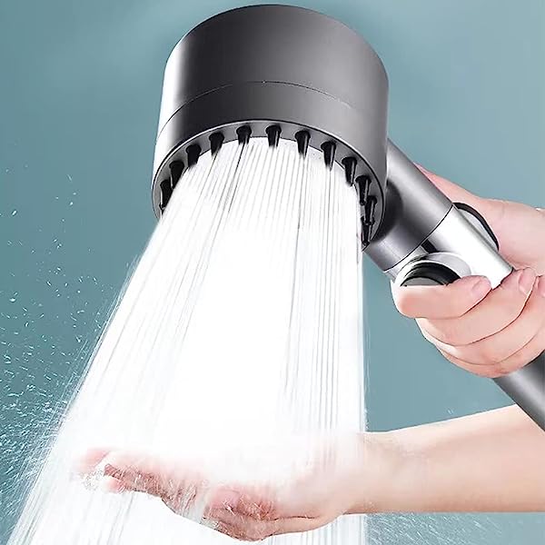 "TurboDuschkopf in Nahaufnahme, silber mit 9-Schicht-Filter, steigert Wasserdruck und reinigt Wasser für intensives Duscherle
