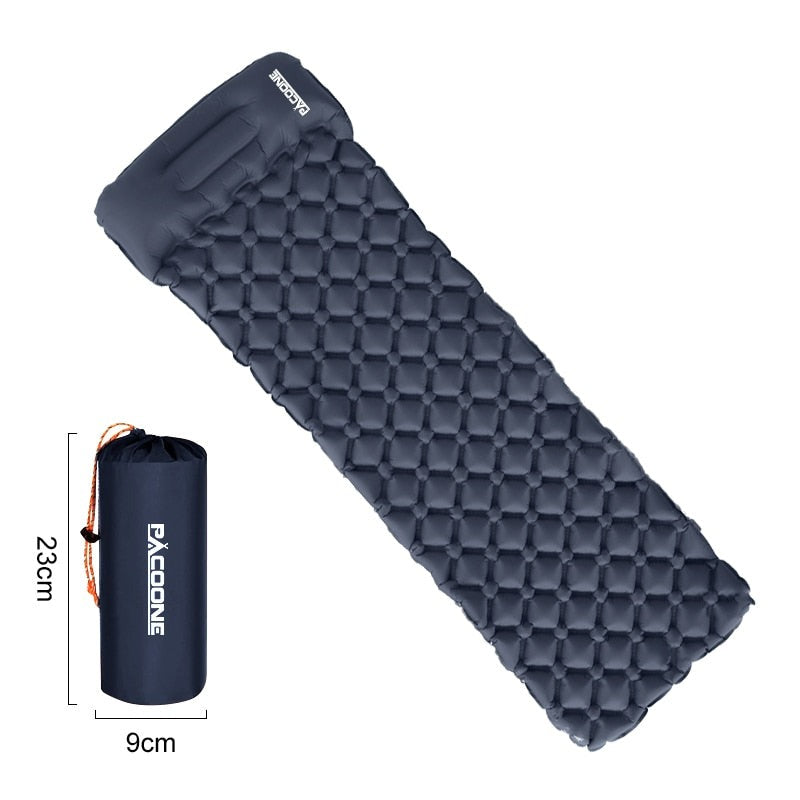 "Ultraleichte schwarze Isomatte mit integrierter Fußpumpe, wasserabweisend, ideal für Outdoor-Abenteuer, seitliche Ansicht."