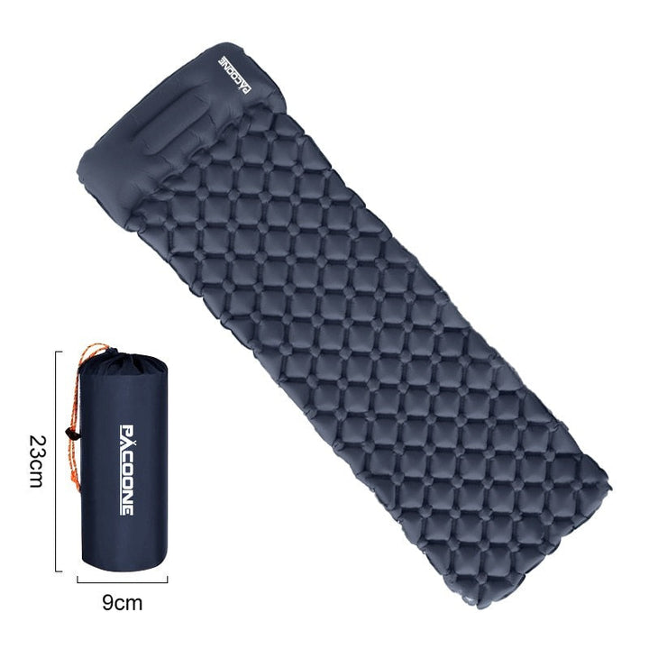 "Ultraleichte schwarze Isomatte mit integrierter Fußpumpe, wasserabweisend, ideal für Outdoor-Abenteuer, seitliche Ansicht."