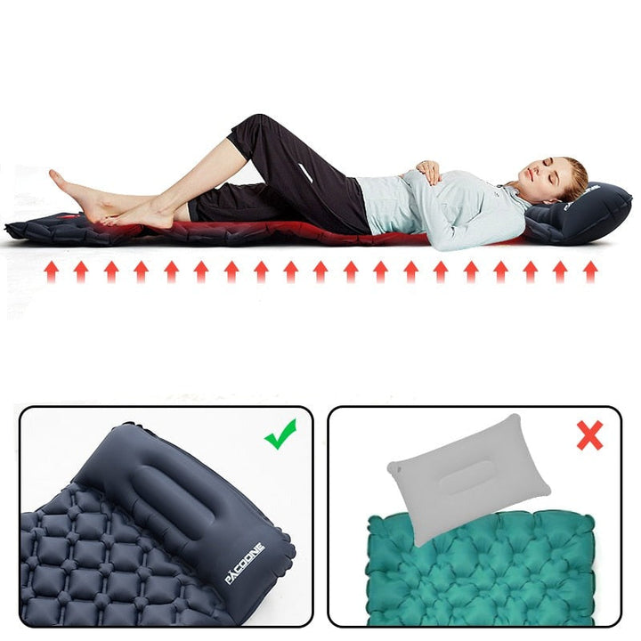 "Ultraleichte schwarze Isomatte mit integrierter Fußpumpe, wasserabweisend, ideal für Outdoor-Abenteuer, seitliche Ansicht."