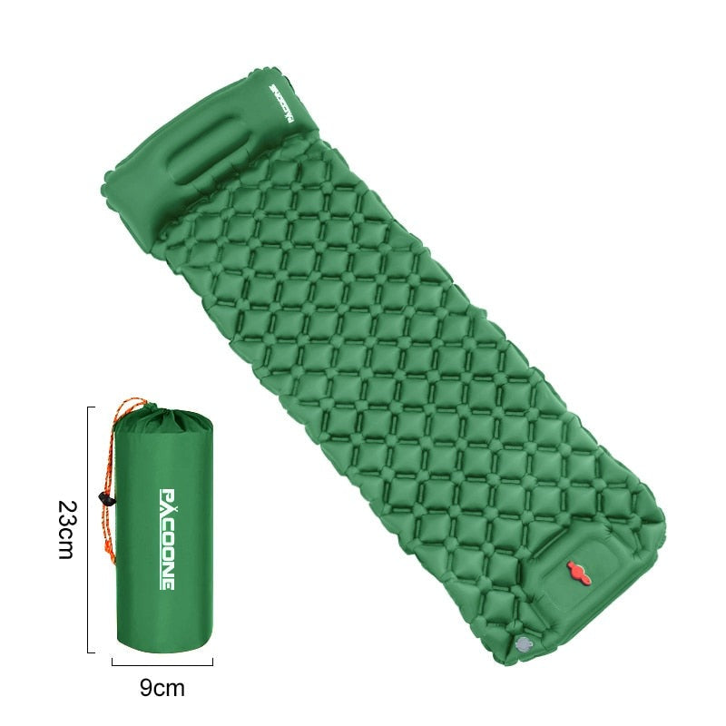 "Ultraleichte schwarze Isomatte mit integrierter Fußpumpe, wasserabweisend, ideal für Outdoor-Abenteuer, seitliche Ansicht."
