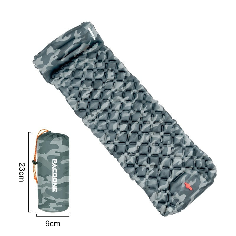 "Ultraleichte schwarze Isomatte mit integrierter Fußpumpe, wasserabweisend, ideal für Outdoor-Abenteuer, seitliche Ansicht."