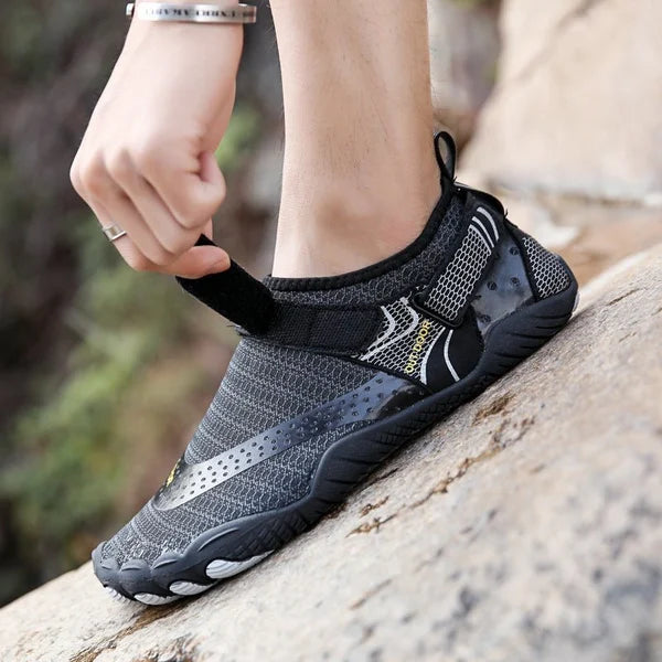 "Unisex Wasserschuhe am Strand; ergonomisch, rutschfest, ideal für Sport & Freizeit."