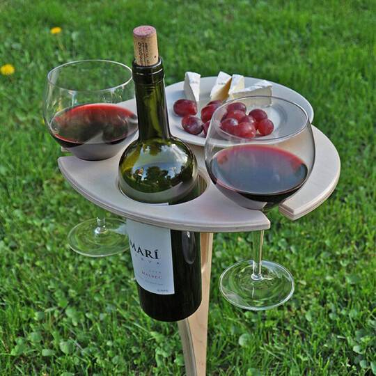 "Variable Weintisch aus Holz, ideal für Picknicks, bietet Platz für Weinflasche, 2 Gläser und Teller im Garten."