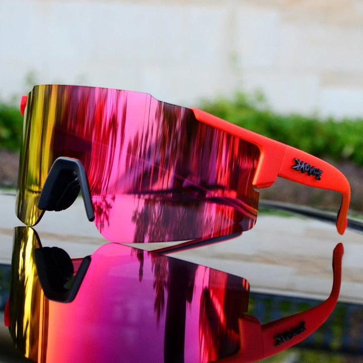 Verspiegelte Fahrrad-Sonnenbrille für Sport, UV-Schutz, aerodynamisch, klare Sicht, reflektierende Gläser, seitliche Ansicht.
