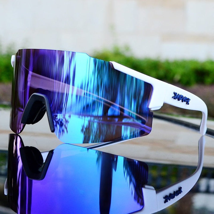 Verspiegelte Fahrrad-Sonnenbrille für Sport, UV-Schutz, aerodynamisch, klare Sicht, reflektierende Gläser, seitliche Ansicht.
