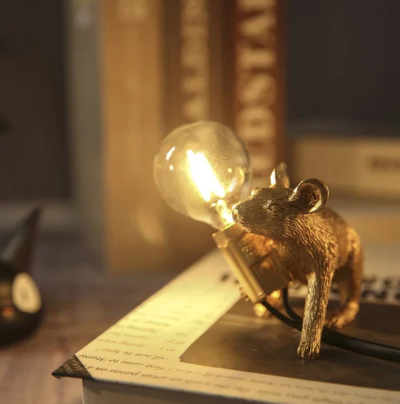 "Verspielte Maus-Tischlampe aus hochwertigen Materialien, gemütlich warmes Licht, kunstvolles Highlight für jedes Zuhause."