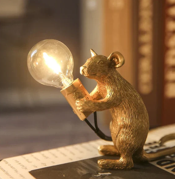 "Verspielte Maus-Tischlampe aus hochwertigen Materialien, gemütlich warmes Licht, kunstvolles Highlight für jedes Zuhause."