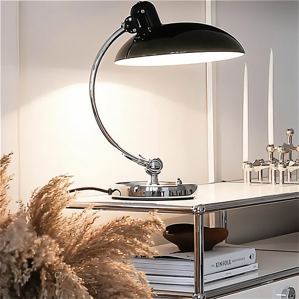 Verstellbare Eisen-Tischlampe im Retro-Design, industrieller Stil, für warmes Licht auf Schreibtisch oder Leseecke.