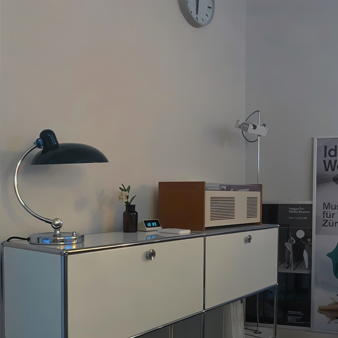 Verstellbare Eisen-Tischlampe im Retro-Design, industrieller Stil, für warmes Licht auf Schreibtisch oder Leseecke.