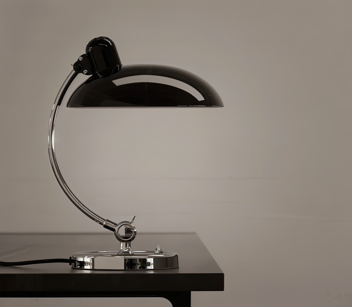 Verstellbare Eisen-Tischlampe im Retro-Design, industrieller Stil, für warmes Licht auf Schreibtisch oder Leseecke.