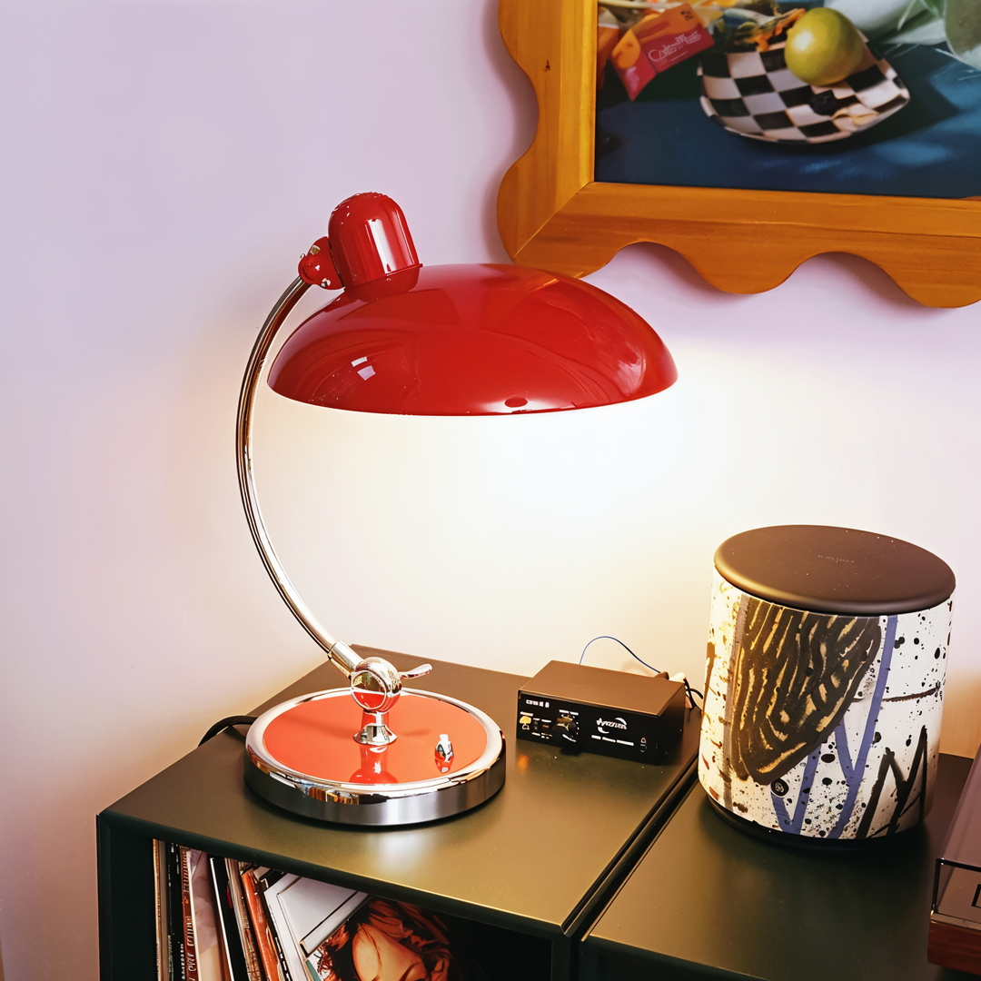 Verstellbare Eisen-Tischlampe im Retro-Design, industrieller Stil, für warmes Licht auf Schreibtisch oder Leseecke.