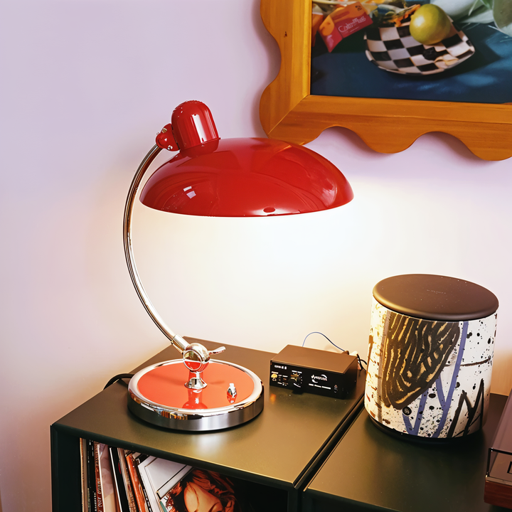 Verstellbare Eisen-Tischlampe im Retro-Design, industrieller Stil, für warmes Licht auf Schreibtisch oder Leseecke.