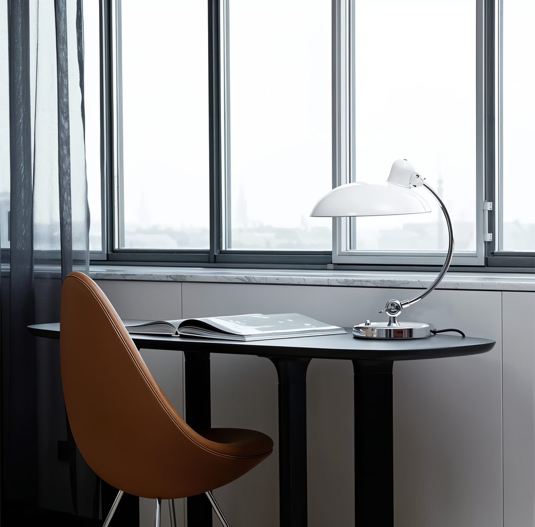 Verstellbare Eisen-Tischlampe im Retro-Design, industrieller Stil, für warmes Licht auf Schreibtisch oder Leseecke.