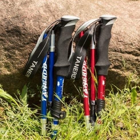 Verstellbare Wanderstöcke aus Aluminium, kompakt und faltbar, bieten Stabilität und Komfort für Trekking und Wanderungen.