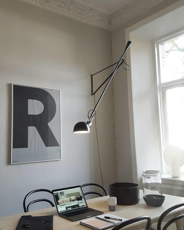 "Verstellbare Wandleuchte 265, industrielle Eleganz, Aluminiumschirm, Metallrahmen, flexible Beleuchtung für Zuhause."