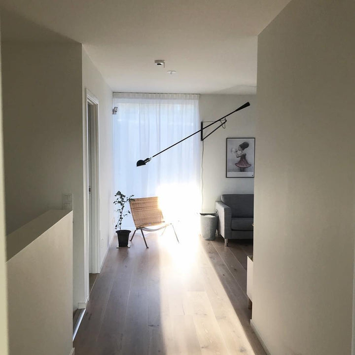 "Verstellbare Wandleuchte 265, industrielle Eleganz, Aluminiumschirm, Metallrahmen, flexible Beleuchtung für Zuhause."