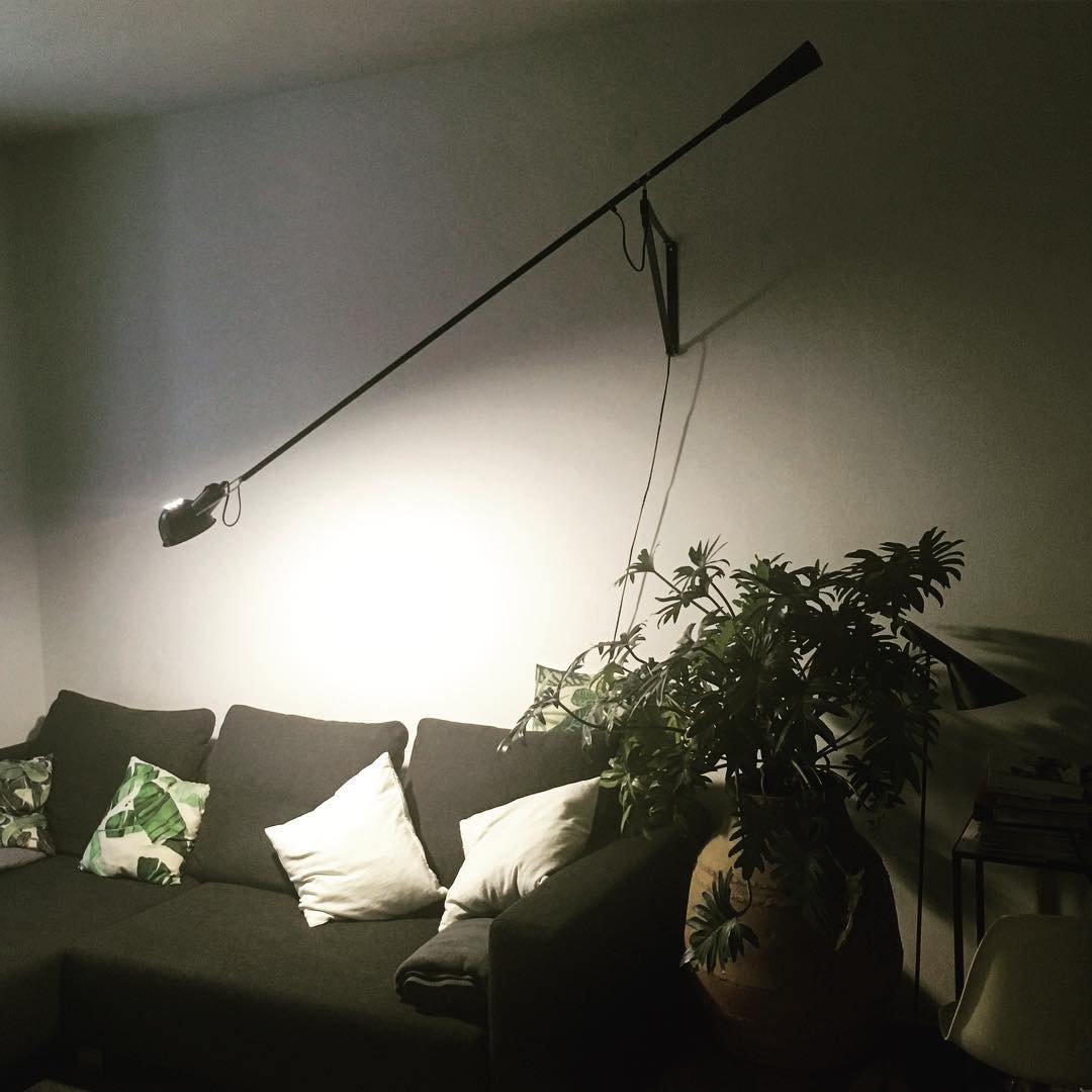 "Verstellbare Wandleuchte 265, industrielle Eleganz, Aluminiumschirm, Metallrahmen, flexible Beleuchtung für Zuhause."