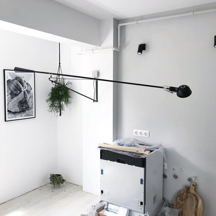 "Verstellbare Wandleuchte 265, industrielle Eleganz, Aluminiumschirm, Metallrahmen, flexible Beleuchtung für Zuhause."