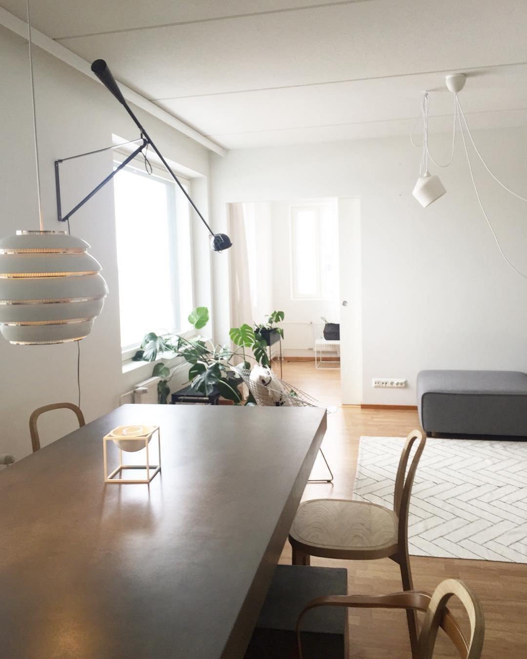 "Verstellbare Wandleuchte 265, industrielle Eleganz, Aluminiumschirm, Metallrahmen, flexible Beleuchtung für Zuhause."