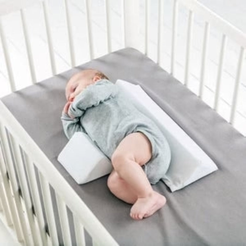 Verstellbares Baby Anti-Roll-Keilkissen, weiß, mit Klettverschlüssen; unterstützt sicheren Schlaf und verhindert Wegrollen.