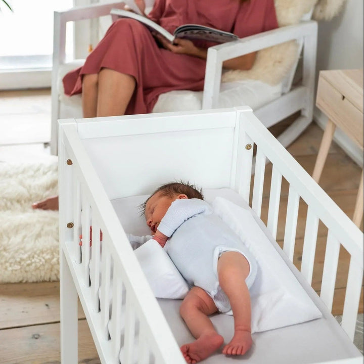 Verstellbares Baby Anti-Roll-Keilkissen, weiß, mit Klettverschlüssen; unterstützt sicheren Schlaf und verhindert Wegrollen.