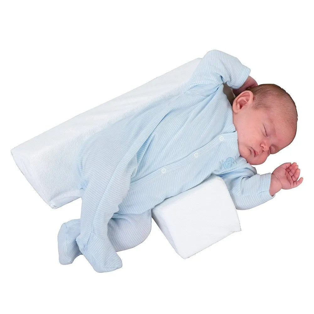 Verstellbares Baby Anti-Roll-Keilkissen, weiß, mit Klettverschlüssen; unterstützt sicheren Schlaf und verhindert Wegrollen.