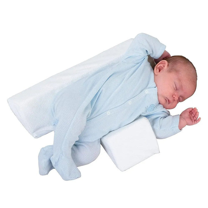 Verstellbares Baby Anti-Roll-Keilkissen, weiß, mit Klettverschlüssen; unterstützt sicheren Schlaf und verhindert Wegrollen.