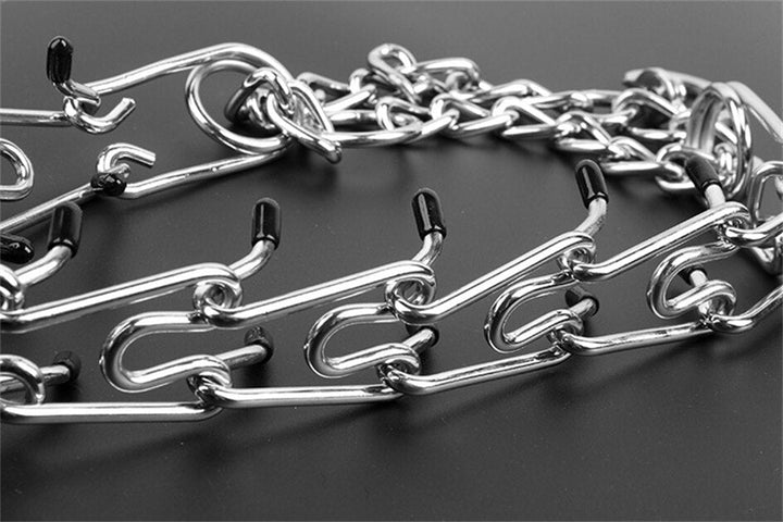 "Verstellbares Hunde Stachelhalsband mit gummierten Metallstiften, stylish und sicher, für optimales Hundetraining."