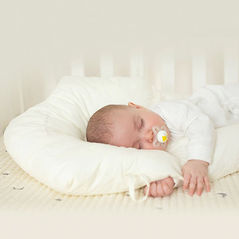 "Verstellbares U-förmiges Baby-Kissen aus Bio-Baumwolle, weich, hautfreundlich, bietet Nackenstütze für sicheren Babyschlaf."