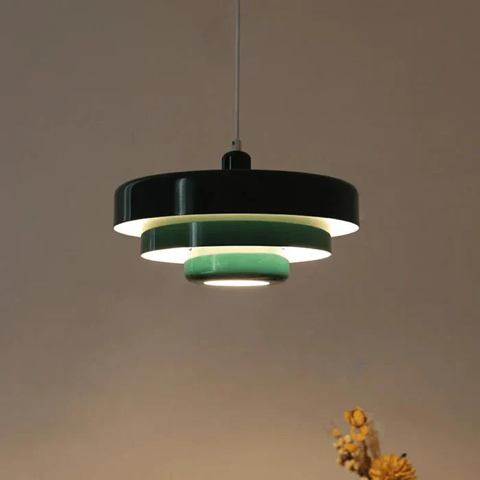 "Vintage LED Hängeleuchte, bunt, klassisches Design, geeignet für Retro-Dekor, wohnliche Atmosphäre, warmes Licht."