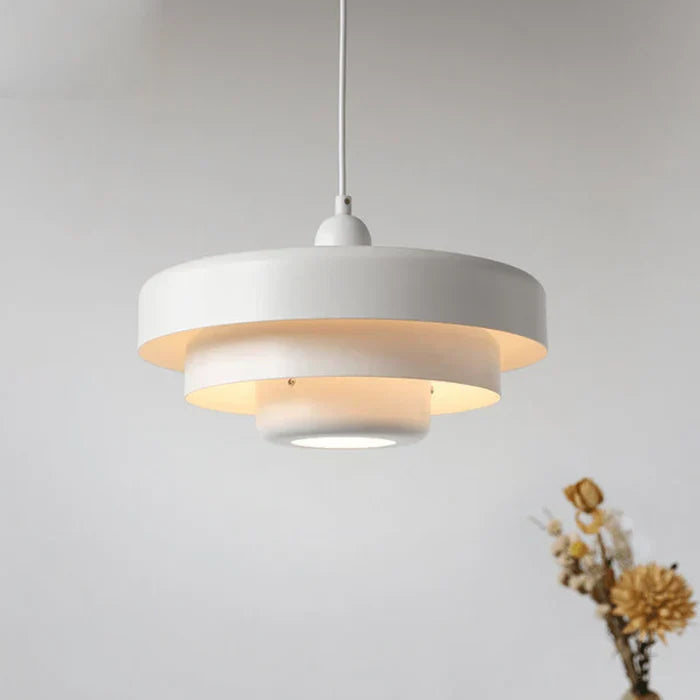"Vintage LED Hängeleuchte in Schwarz-Bronze, Metall, warmweißes Licht, stilvolles Design, für Wohnräume geeignet."