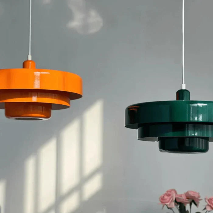 "Vintage LED Hängeleuchte in Schwarz-Bronze, Metall, warmweißes Licht, stilvolles Design, für Wohnräume geeignet."