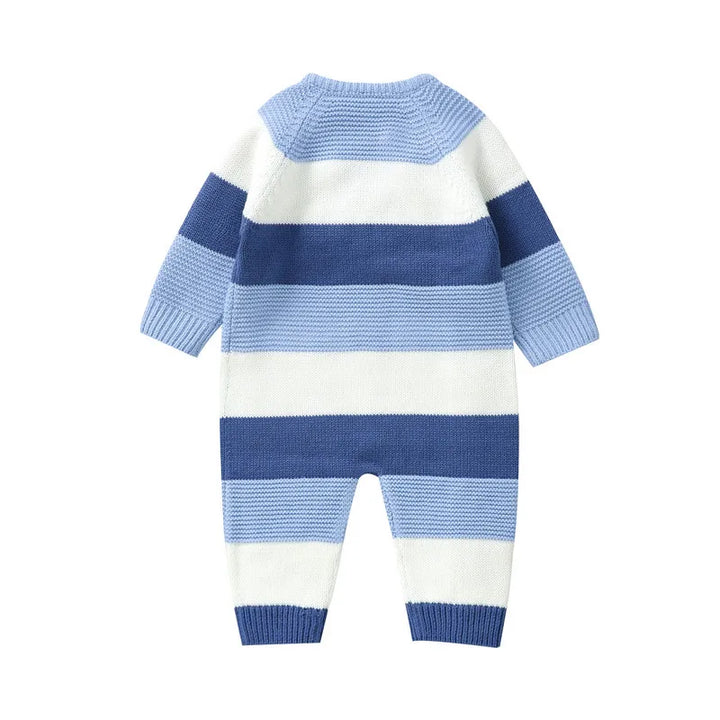 "Wärmender Strick-Strampler Baby, grau, mit Knöpfen; ideal für kühle Monate, komfortabel und stilvoll für Kleinkinder."