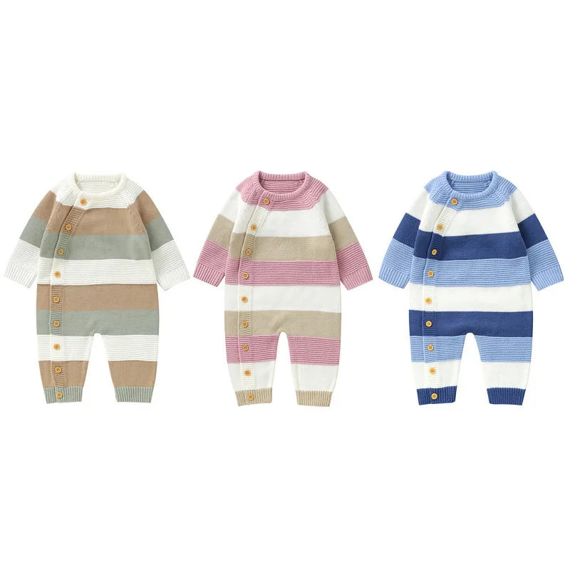 "Wärmender Strick-Strampler Baby, grau, mit Knöpfen; ideal für kühle Monate, komfortabel und stilvoll für Kleinkinder."