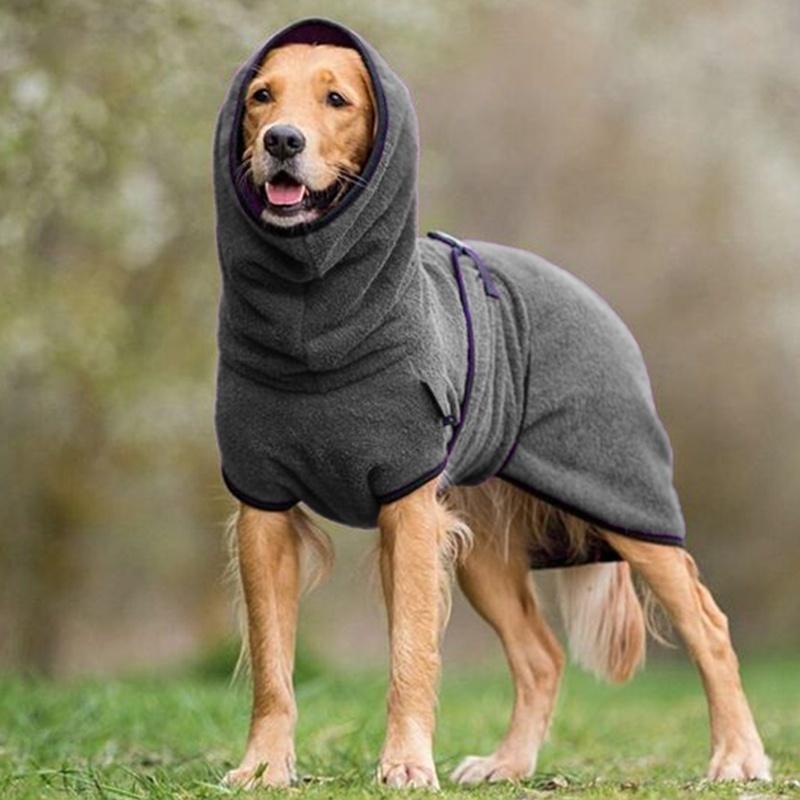 Warmer Hundemantel mit verstellbarer Schnalle, flauschigem Material, in Dunkelgrau und Gelb, ideal für kalte Tage.