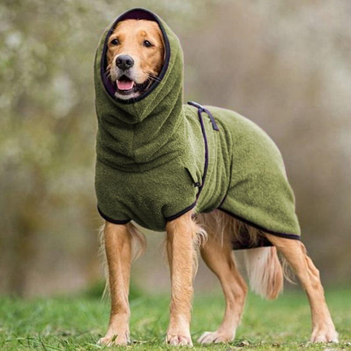 Warmer Hundemantel mit verstellbarer Schnalle, flauschigem Material, in Dunkelgrau und Gelb, ideal für kalte Tage.
