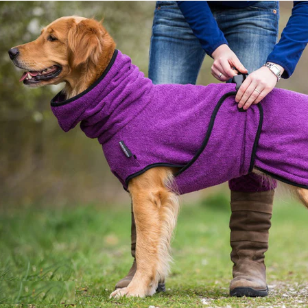 Warmer Hundemantel mit verstellbarer Schnalle, flauschigem Material, in Dunkelgrau und Gelb, ideal für kalte Tage.