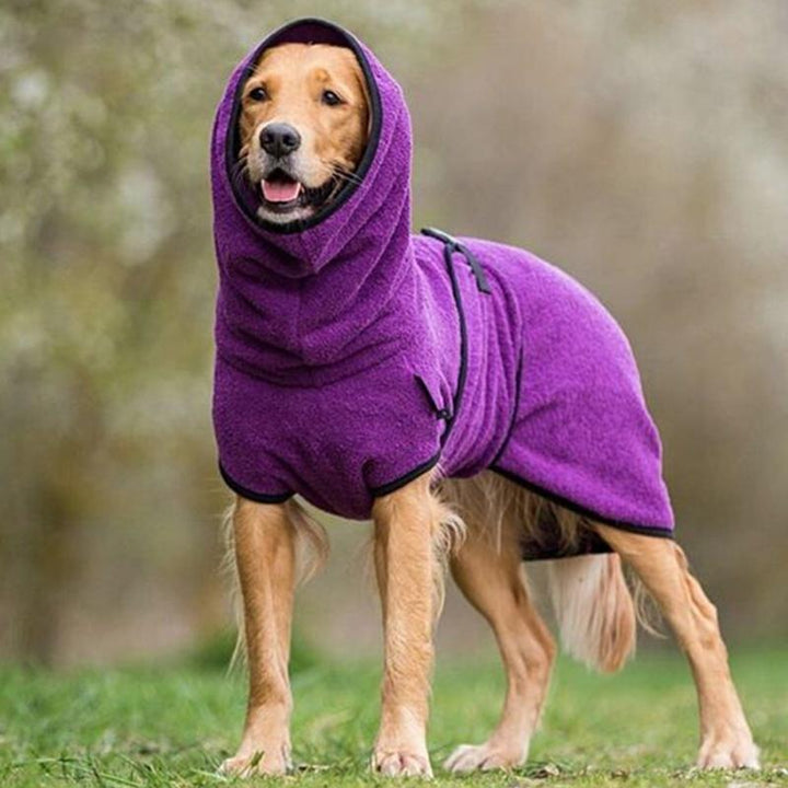 Warmer Hundemantel mit verstellbarer Schnalle, flauschigem Material, in Dunkelgrau und Gelb, ideal für kalte Tage.