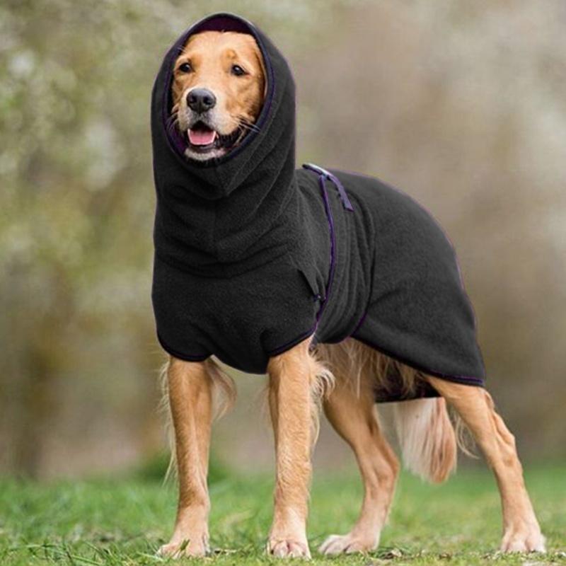 Warmer Hundemantel mit verstellbarer Schnalle, flauschigem Material, in Dunkelgrau und Gelb, ideal für kalte Tage.
