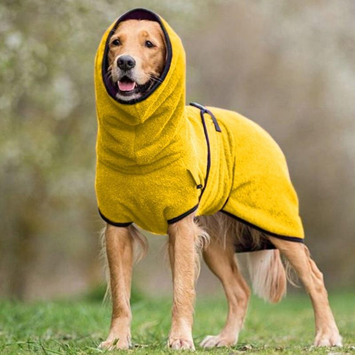 Warmer Hundemantel mit verstellbarer Schnalle, flauschigem Material, in Dunkelgrau und Gelb, ideal für kalte Tage.