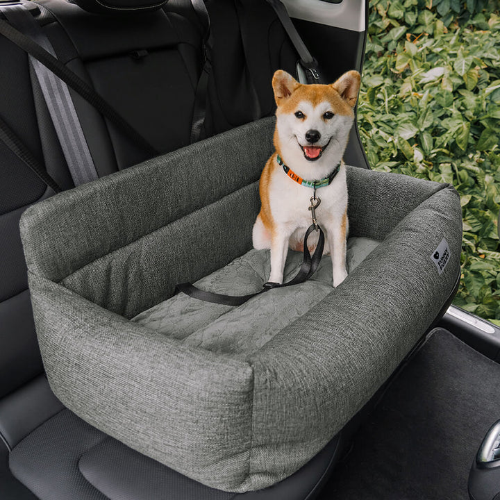 "Waschbarer Hundesitz im Auto, viel Platz, beige Stoff, hoher Rand, doppelte Gurte für Sicherheit und Komfort."