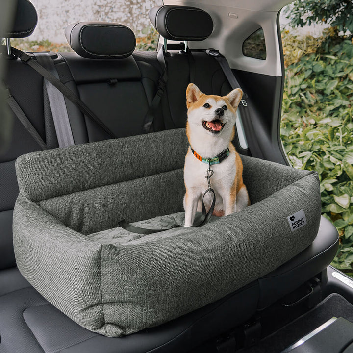"Waschbarer Hundesitz im Auto, viel Platz, beige Stoff, hoher Rand, doppelte Gurte für Sicherheit und Komfort."