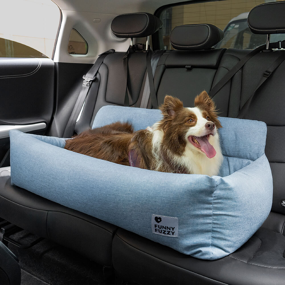 "Waschbarer Hundesitz im Auto, viel Platz, beige Stoff, hoher Rand, doppelte Gurte für Sicherheit und Komfort."