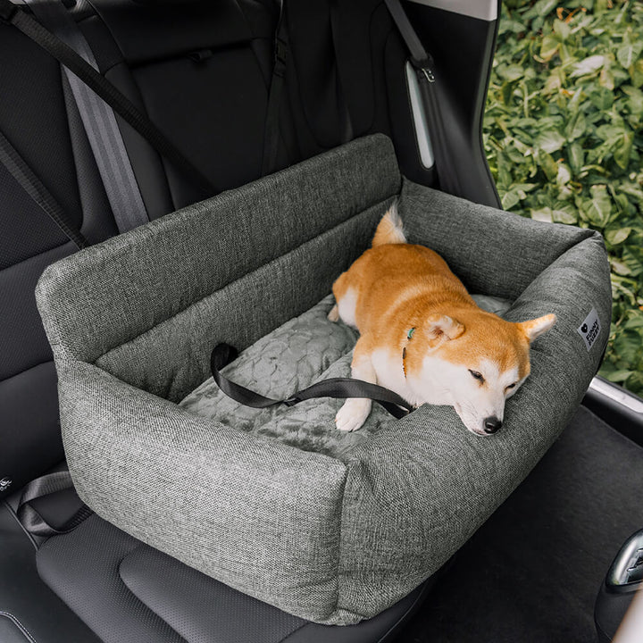 "Waschbarer Hundesitz im Auto, viel Platz, beige Stoff, hoher Rand, doppelte Gurte für Sicherheit und Komfort."