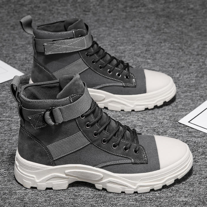 "Wasserdichte, atmungsaktive Motorradstiefel in Schwarz mit stilvollem Look und robuster Bauweise für maximalen Schutz."