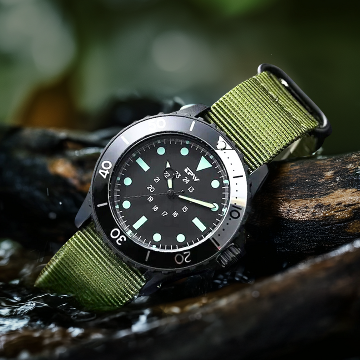 "Wasserdichte Herren-Taucheruhr mit grünem Armband, robustem Edelstahl-Gehäuse und leuchtenden Zeigern im Militärdesign"