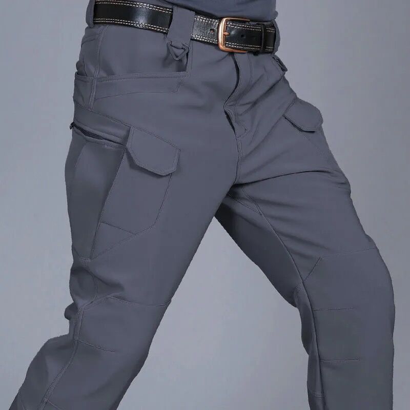 "Wasserdichte Herren-Wanderhose, robust und atmungsaktiv, mit mehreren Taschen, ideal für Outdoor-Aktivitäten."